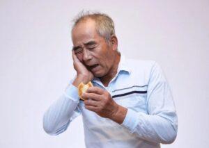 68歲長者因牙齒鬆脫無法咀嚼，影響飲食與情緒，求診牙醫了解長者脫牙治療方案