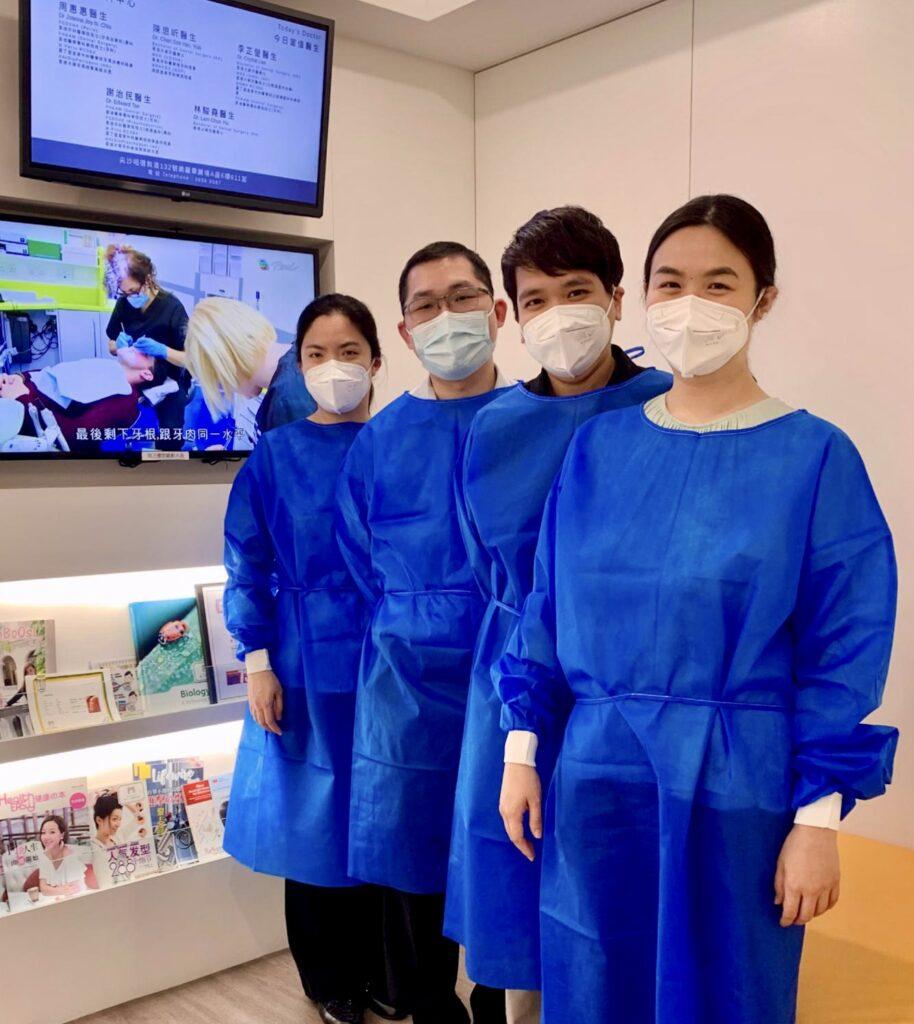牙周治療、修復齒科及口腔頜面外科四位香港專科牙醫合照，專注長者掉牙跨專科治療